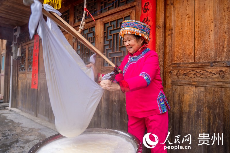 活動現場，村民在磨豆腐。人民網記者 涂敏攝