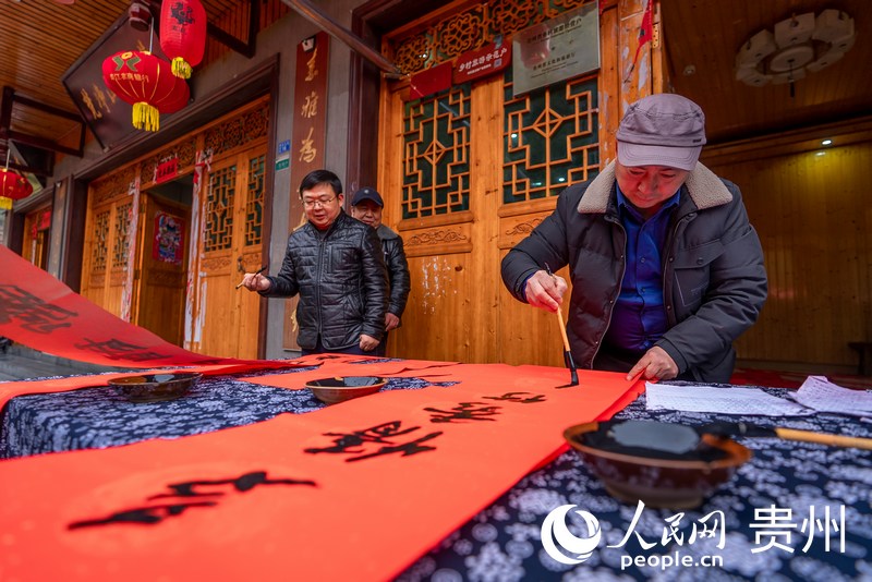 現場書寫春聯。人民網記者 涂敏攝