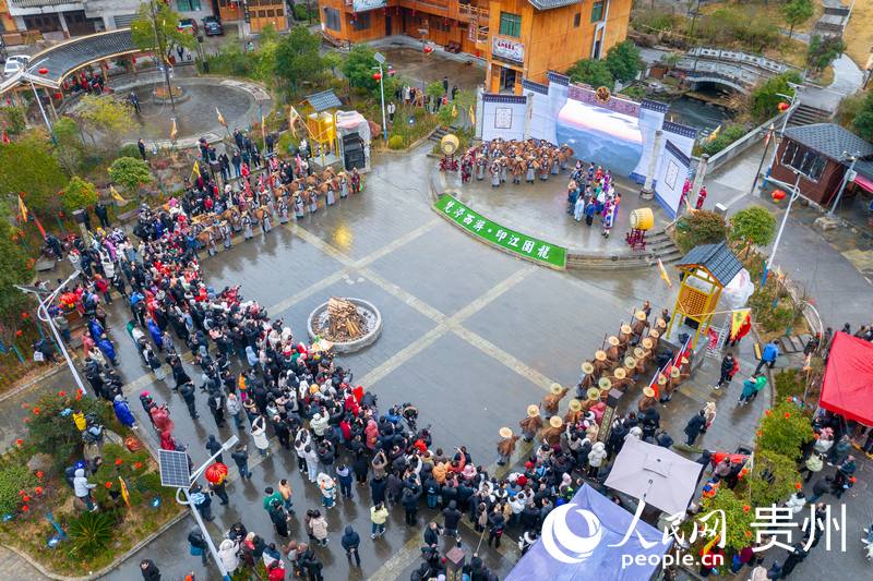 活動現場表演的“過趕年”情景劇。人民網記者 涂敏攝