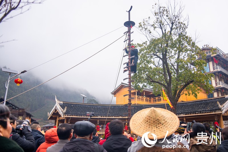 活動現場“上刀山”絕技展示。人民網記者 涂敏攝
