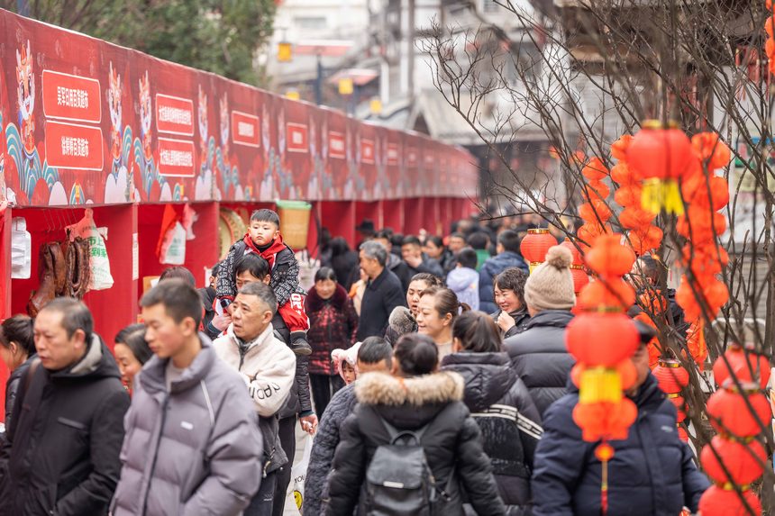 市民紛紛前來(lái)購(gòu)買(mǎi)年貨。羅大富攝