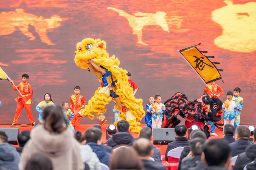 市民圍觀舞龍舞獅表演。羅大富攝