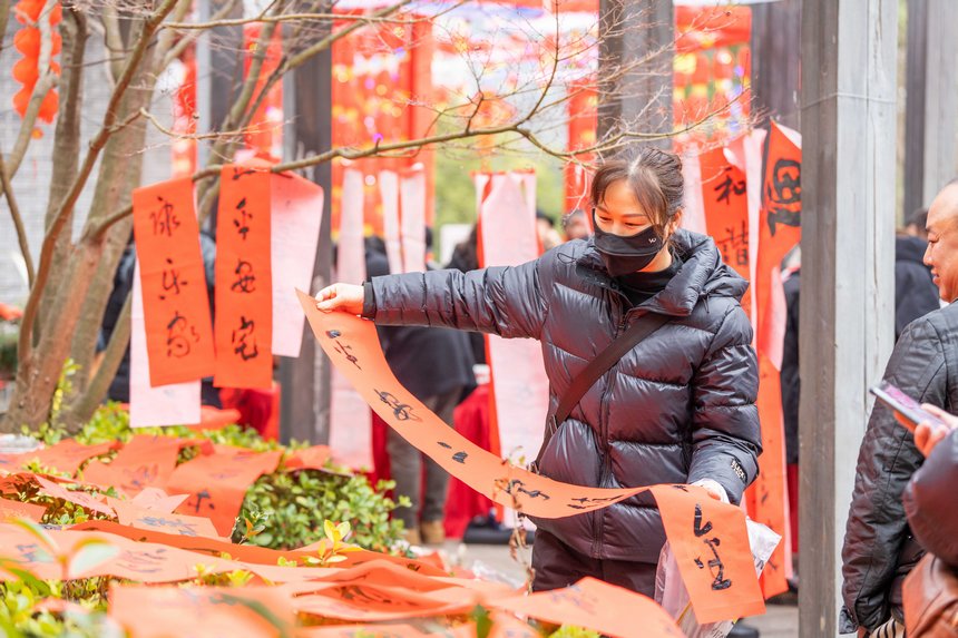 市民為迎新春精心挑選春聯。羅大富攝