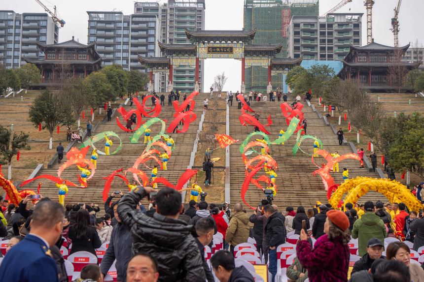 舞彩龍表演精彩紛呈。羅大富攝