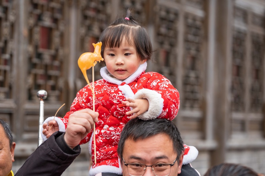 小朋友穿著傳統唐裝與父母前來感受傳統年味。羅大富攝