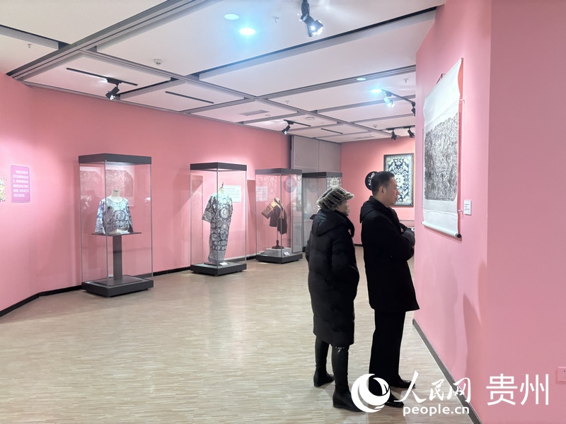 觀眾正在瀏覽展覽信息。人民網記者 高華攝