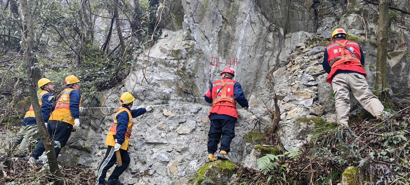 隊員正在對危石進行標記。周朝中攝