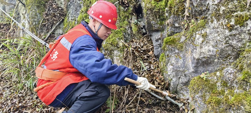 隊長王浩林正在對被動防護網基礎進行檢查。周朝中攝