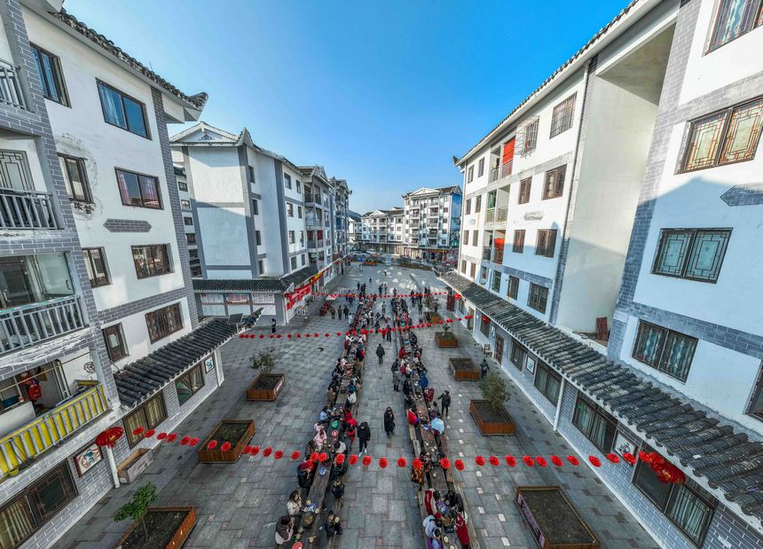 活動現場，社區群眾在共享長桌團圓飯。羅大富攝