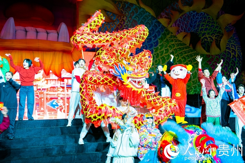 燈會(huì)廟市的啟幕表演。人民網(wǎng) 陽茜攝