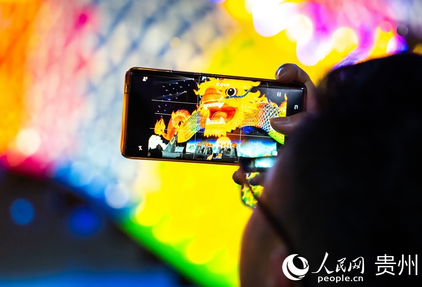 市民拍攝記錄燈會(huì)廟市現(xiàn)場(chǎng)。人民網(wǎng) 陽(yáng)茜攝