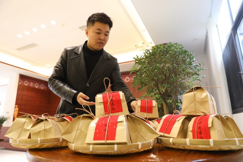 溫泉康養中心店面負責人崔磊在整理康養產品。吳昌連攝