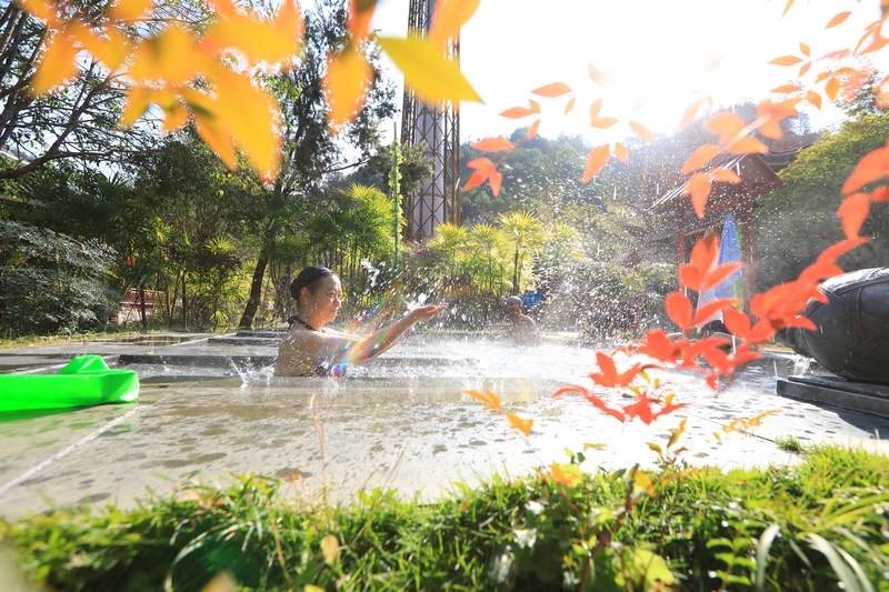 游客在劍河縣仰阿莎溫泉小鎮泡溫泉。吳昌連攝