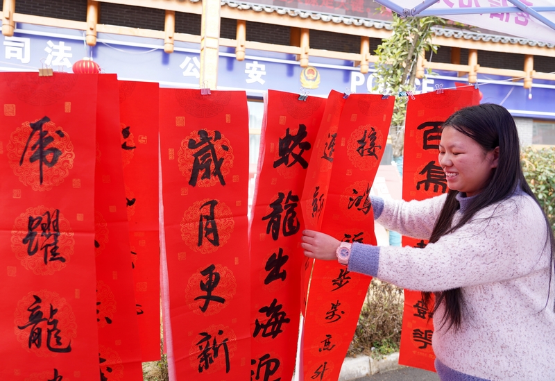 市民在挑選剛剛寫好的春聯。楊英攝