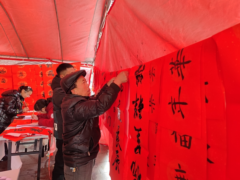 晾曬春聯(lián)。