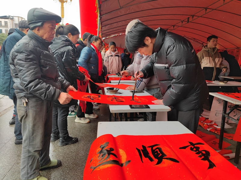 書寫春聯(lián)。