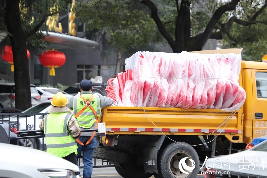 工人沿路懸掛中國(guó)結(jié)。人民網(wǎng) 顧蘭云攝