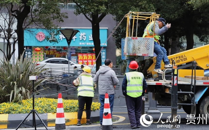 工人懸掛中國結作業現場。人民網 顧蘭云攝