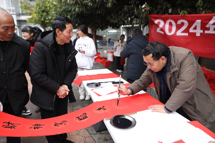 演出現(xiàn)場新春互動活動豐富。胡佳吉攝