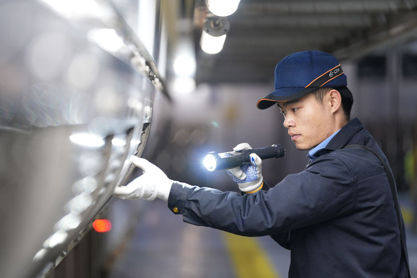 動車“體檢”關乎著每一位乘客的安全。李儒鑫攝