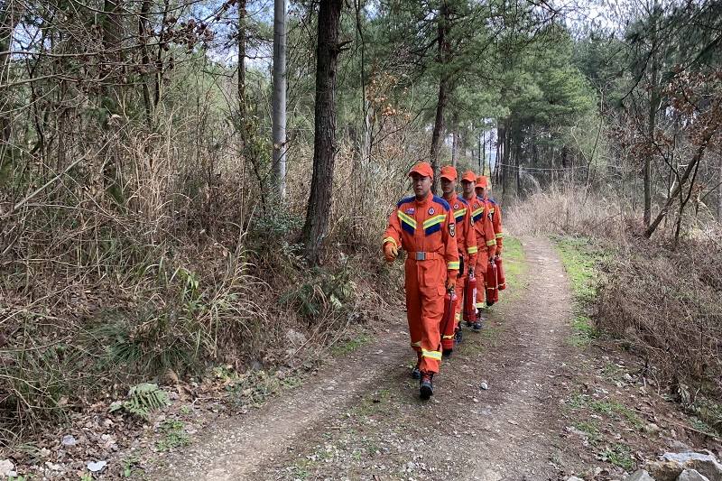 消防救援人員進山巡邏。