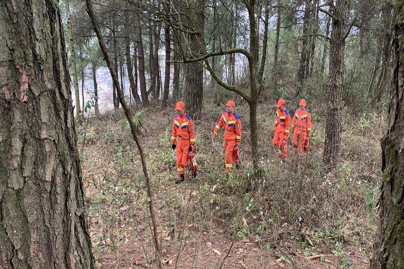 消防救援人員進山巡邏。