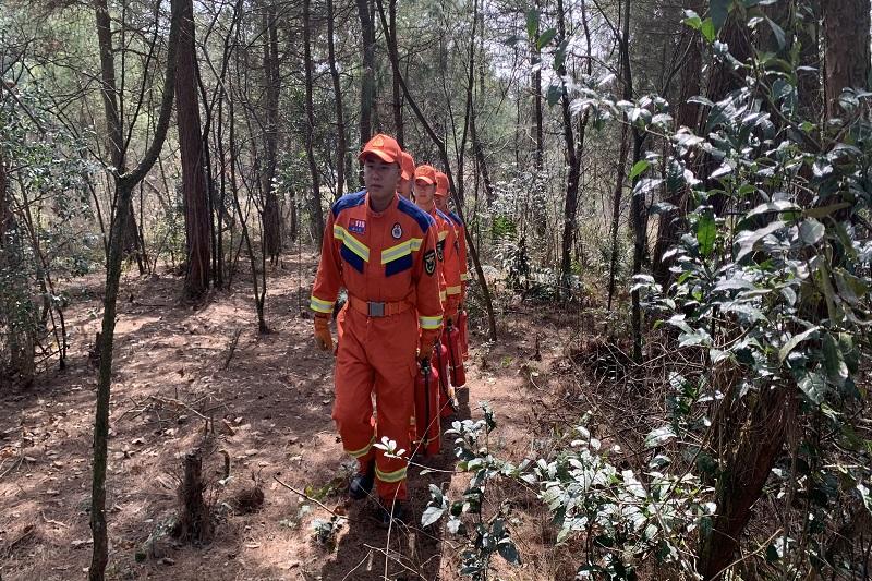 消防救援人員進山巡邏。