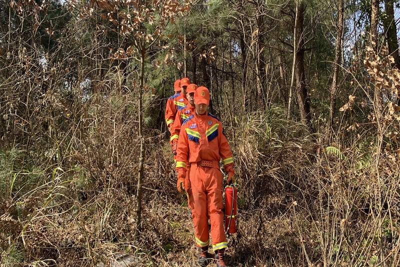 消防救援人員進山巡邏。