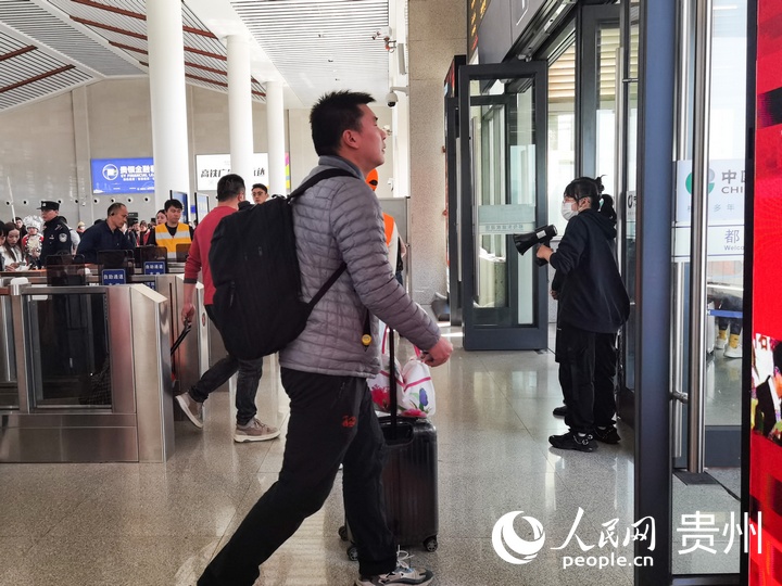 在都勻東站，務工人員有序進站。人民網 王秀芳攝