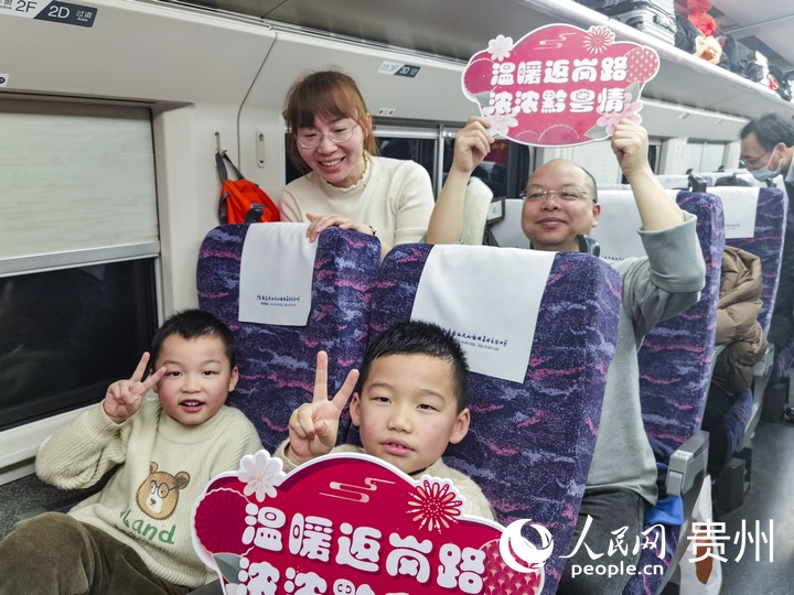 莫榮波一家。人民網 王秀芳攝