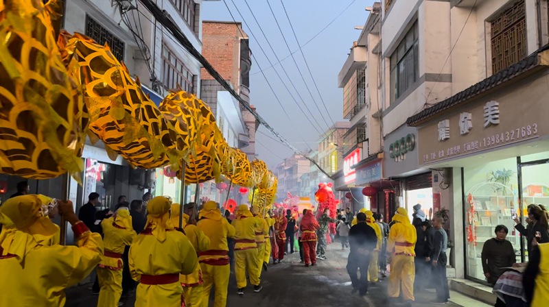 修文縣六廣鎮開展新春舞龍燈活動。