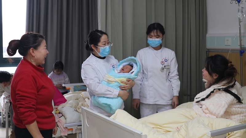 產科護士長鄒艷到病房看望孕產婦和嬰兒。劉曉麗 攝