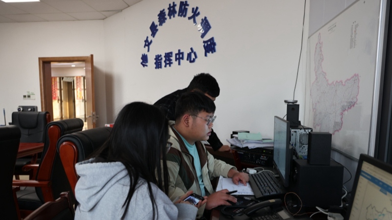 縣自然資源局森林防火科工作人員緊盯著貴陽市森林防火綜合指揮平臺和監控視頻 李云 攝