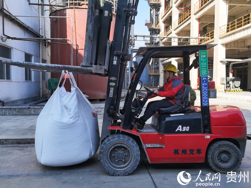 正在工作的何遠(yuǎn)松。人民網(wǎng) 王秀芳攝.jpg