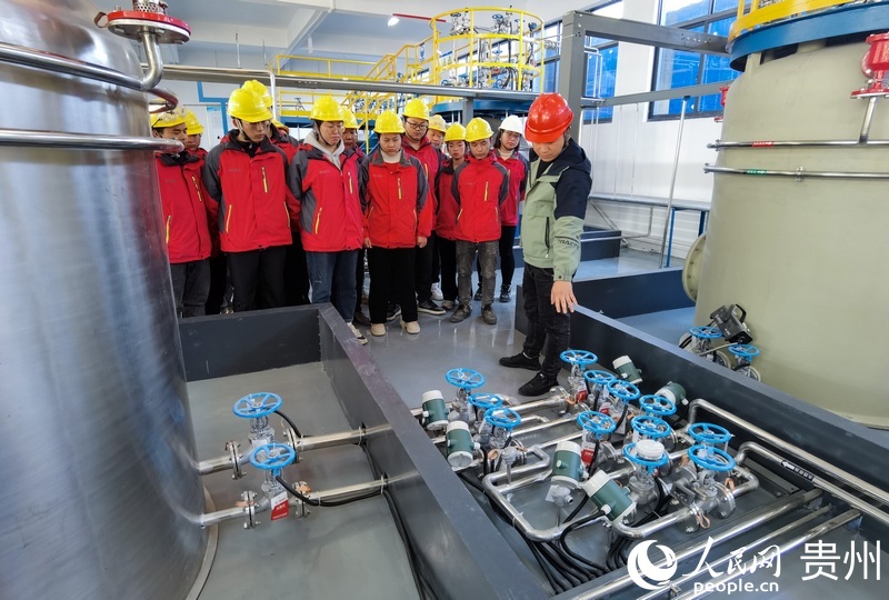 在貴州磷化工和新材料技能培訓(xùn)基地，技術(shù)人員正進(jìn)行磷酸生產(chǎn)崗前培訓(xùn)。人民網(wǎng) 王秀芳攝.jpg
