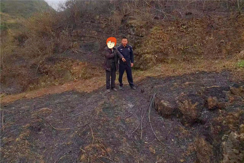 圖為李某某在開(kāi)陽(yáng)縣南龍鄉(xiāng)翁朵村燃燒雜草引發(fā)山火及指認(rèn)現(xiàn)場(chǎng) (3).jpg