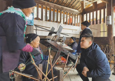 圖為鄭海鷗（右）在和村民交流。