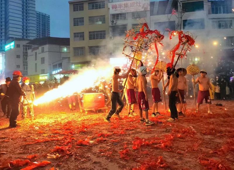 土家民俗“炸”出火熱甲辰龍年。趙洪彬攝