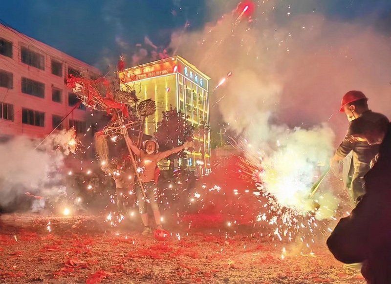 土家民俗“炸”出火熱甲辰龍年。趙洪彬攝