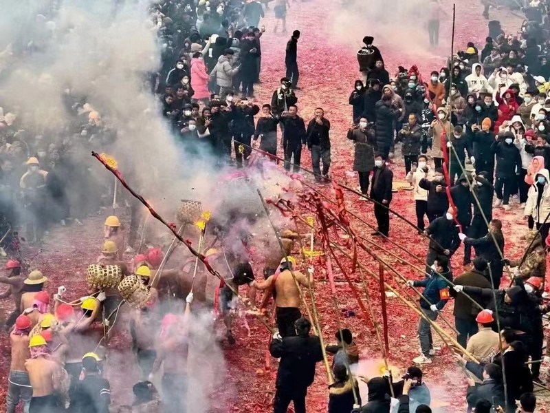 土家民俗“炸”出火熱甲辰龍年。趙洪彬攝