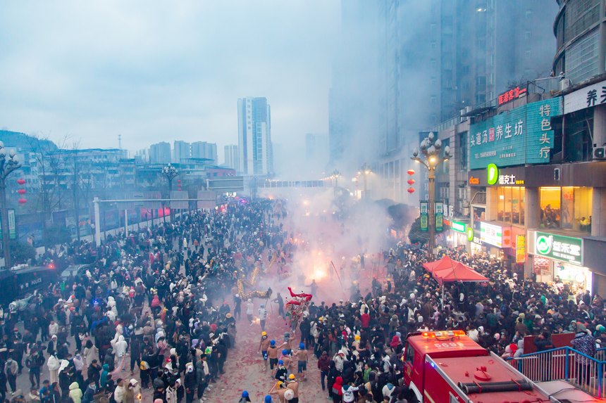 德江“炸龍”慶元宵現場。彭興健攝 