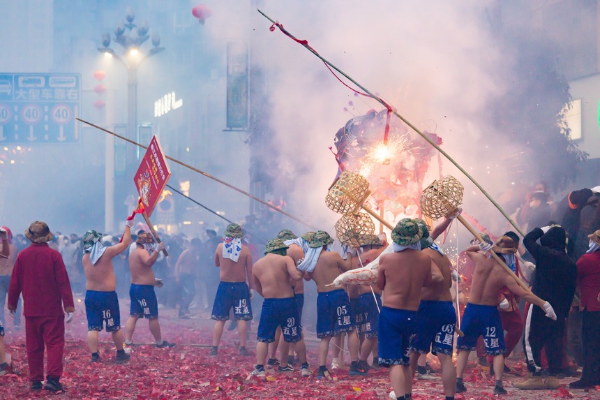 德江“炸龍”慶元宵現(xiàn)場。彭興健攝