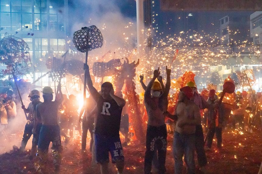 德江“炸龍”慶元宵現場。高一晨攝