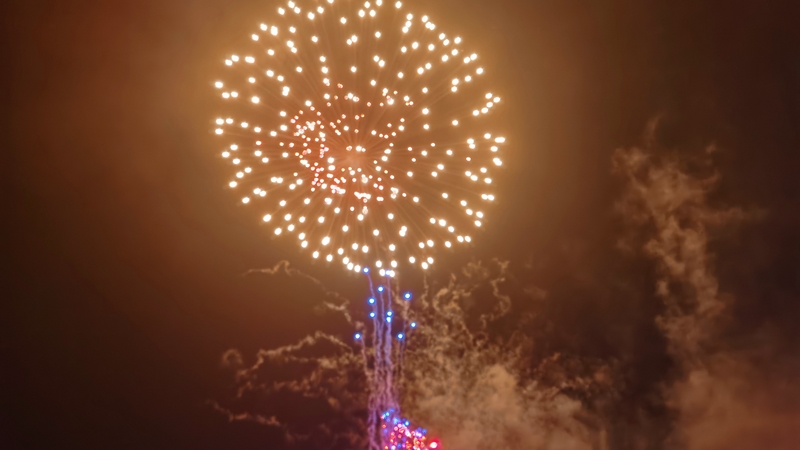 1400余發各種造型的煙花相繼升空 查姜維 攝.jpeg