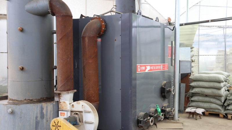 新引進的生物質鍋爐，通過水暖系統向大棚供暖，既節能，又環保 修文縣融媒體中心姜繼恒 攝.jpg