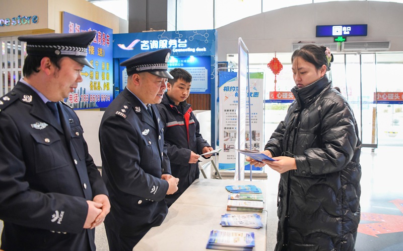 公安民警“面對面”對群眾進行經濟犯罪防范宣傳。 (3)