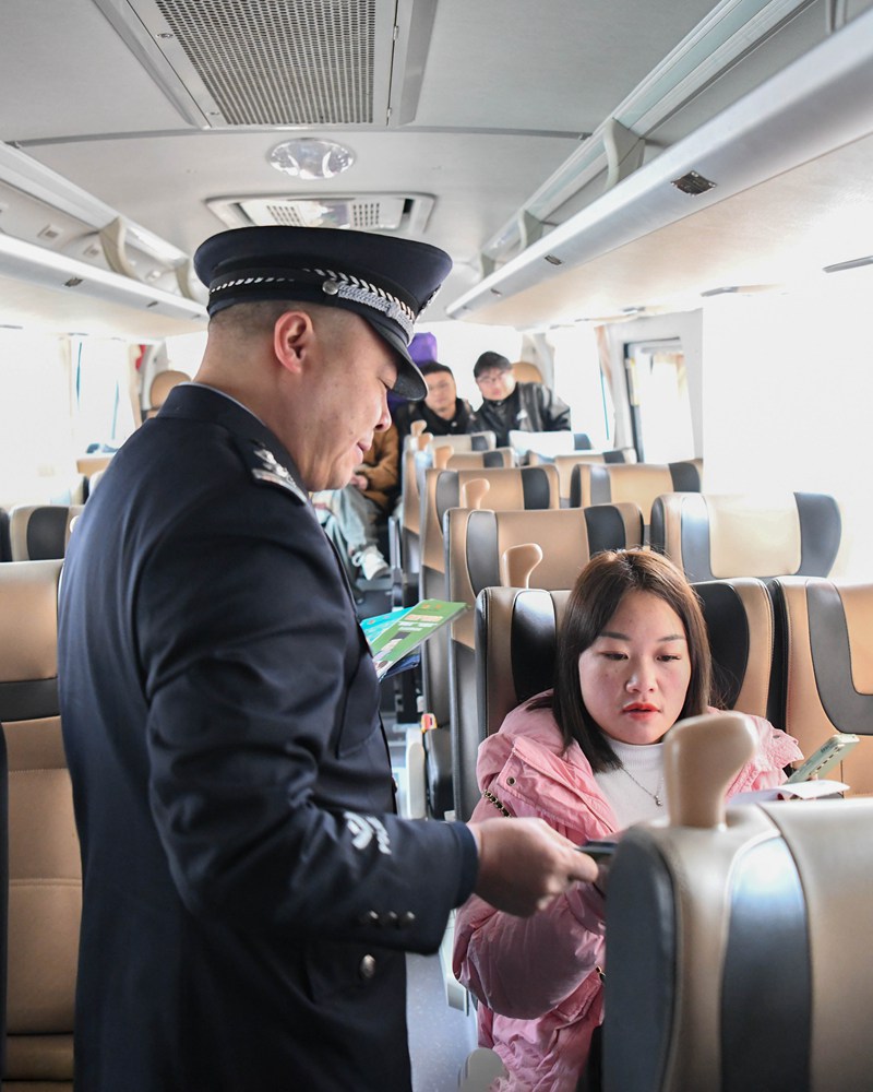 公安民警“面對面”對群眾進行經濟犯罪防范宣傳。 (1)