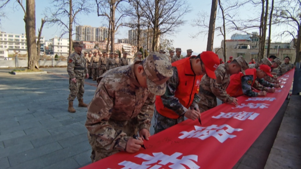 “良知”退役軍人和役前教育人員還開展“傳承紅色基因，賡續雷鋒精神”簽名活動 修文縣融媒體中心李宇 攝