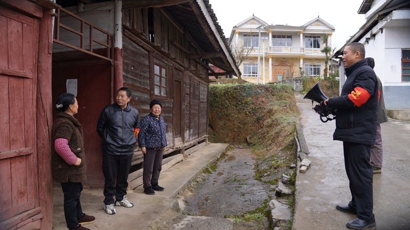 思南縣張家寨護林員對村民進行走訪宣傳。（陳敏 攝）