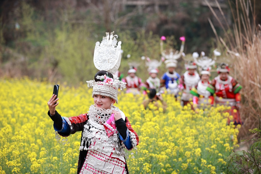 3月10日，游客在油菜花叢中游玩。楊武魁攝